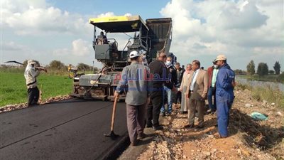 الانتهاء من رصف ثلاثة طرق في حوش عيسي