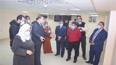 تمهيداً لافتتاحه.. رئيس جامعة سوهاج يتفقد مركز تنمية الموارد البشرية