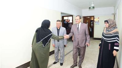 رئيس جامعة سوهاج يقدم التهنئة لأعضاء الجهاز الإداري بمناسبة عيد الفطر