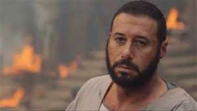 أحمد السعدني يقرر تسليم نفسه للفرنسيين .. أحداث الحلقة 28 من سره الباتع