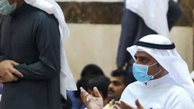 كفيف يواظب على الصلاة في المسجد بمساعدة حبل