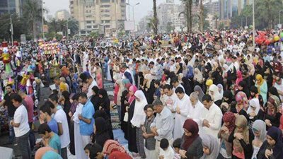 الأزهر للفتوى يوضح حكم صلاة الرجال بجوار النساء في العيد