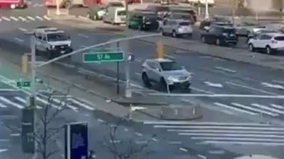 شاهد.. لحظة إخلاء مولا تجاريا بعد العثور على مواد متفجرة