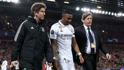 ألابا يعاني من تمزق عضلي.. وتحديد موقفه من نهائي كأس ملك إسبانيا