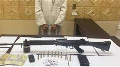 ضبط عنصر إجرامي بحوزته سلاح آلي وكمية من مخدر الهيروين بالقليوبية