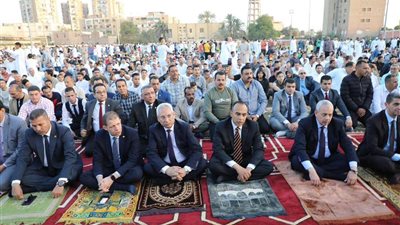 رئيس جامعة المنيا وأعضاء هيئة التدريس يؤدون صلاة عيد الفطر المبارك