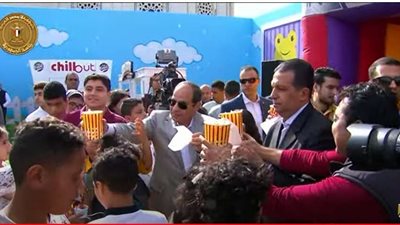 السيسي يقدم هدايا لأبناء الشهداء في احتفالية بعيد الفطر المبارك