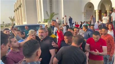 الجمهور يلتف حول ياسر جلال بعد صلاة عيد الفطر
