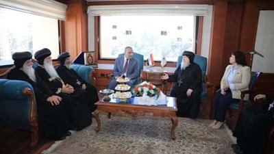 محافظ سوهاج يستقبل المهنئين بعيد الفطر المبارك