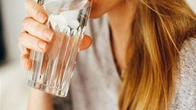 علاقة خطيرة بين قلة شرب الماء وأعراض مرضية.. فيديو