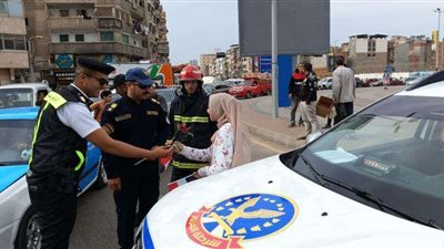 بالصور.. رجال الشرطة يشاركون المواطنين الاحتفال بعيد الفطر