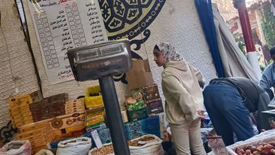 ضبط 25 طن سكر مجهول المصدر بإحدى شركات بيع السلع الغذائية بالشرقية