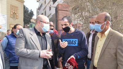 محافظ بني سويف يستمع لمطالب ومقترحات المواطنين في الشارع.. صور