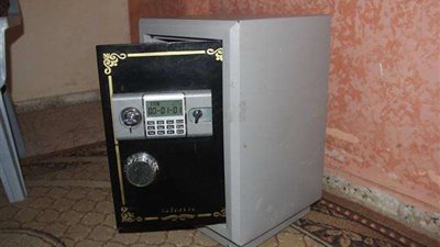 موظف وراء سرقة عملات أجنبية من خزينة شركة بالنزهة