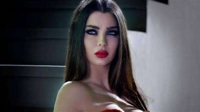 قمر اللبنانية تخطف أنظار الجمهور بالسيارة (صور)