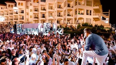 عمرو دياب يتألق ويشعل أجواء العيد في مكادي بالغردقة