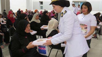 الداخلية توزع عبوات كعك على أهالي الأسمرات بمناسبة الاحتفال بعيد الفطر | صور