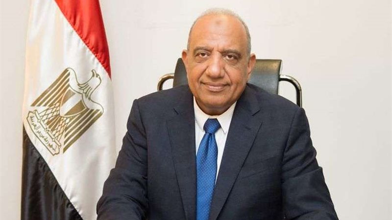محمود عصمت وزير قطاع