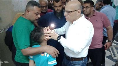 ترك منصبه ولجأ لمهامه.. مدير عام المستشفيات الجامعية يلقي الكشف علي مرضي الطوارئ بنفسه