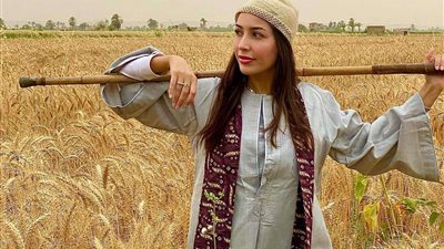 بالجلباب الصعيدي.. جنات تحتفل بالعيد في أرض زراعية