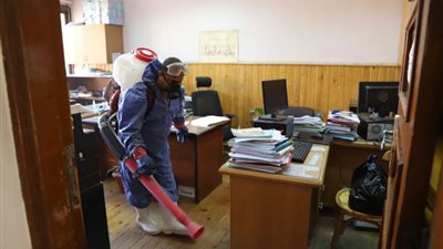 بالصور ..استمرار عمليات التعقيم والتطهير بجامعة عين شمس