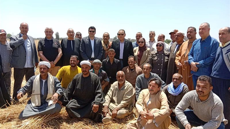 محافظ الشرقية بقرية