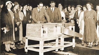 بريطانيا تحتفل بمرور 100 عام على قطع امرأة إلى نصفين!