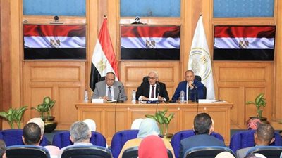 وزير التعليم يعقد اجتماعا مع أعضاء لجنة مراجعة الامتحانات المسحوبة