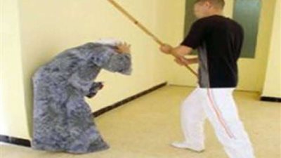 ما مصير المتهم بضرب والدته بـ «عصا خشبية» وإصابتها بالمحلة؟ | خبير قانوني يُجيب