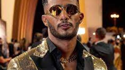 محمد رمضان يحتفل بتحقيق فيلم 