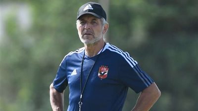 كولر يحاضر لاعبي الأهلي قبل مران اليوم استعدادًا لمباراة الرجاء المغربي