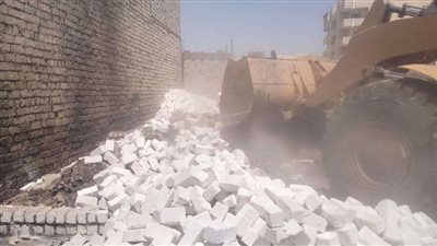 إزالة 11 حالة تعدى بالبناء المخالف على الأراضي الزراعية بمراكز المنيا