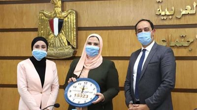 متطوعة لدى صندوق مكافحة الإدمان تهدى وزيرة التضامن ساعة حائط من صنع الأهالي بحي الأسمرات
