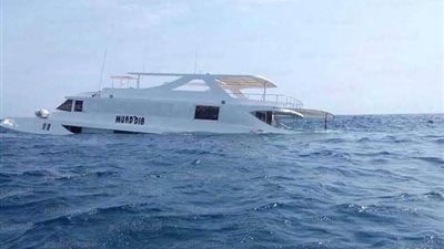 البحرية المصرية تنقذ لنش سياحى بنطاق قاعدة البحر الأحمر