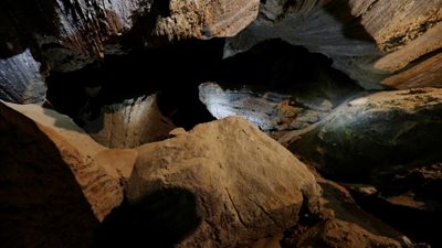 اكتشاف أقدم لوحة أثرية في العالم داخل كهف مهجور