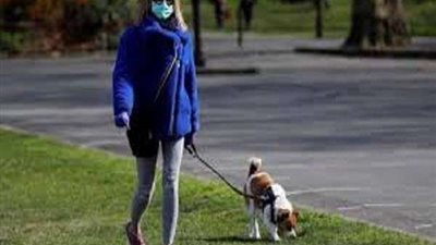 عمل نفسه كلب.. زوجان يتبعان حيلة صادمة للخروج وقت حظر كورونا