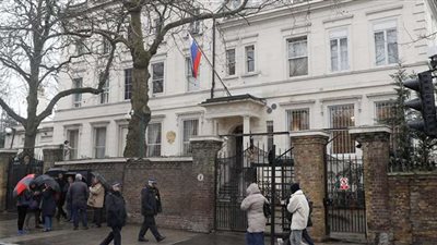 طائرة تحلق فوق السفارة الروسية بـ باريس وتتسبب فى أزمة.. 