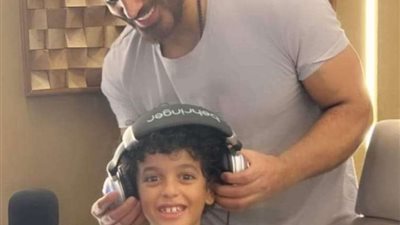 تامر حسني مشيداً بالطفل آسر: 