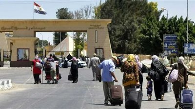 وصول مواطنين فلسطينيين إلى معبر رفح قادمين من السودان.. فيديو
