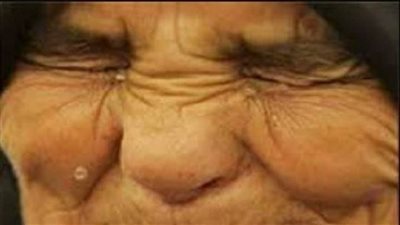 بين الضرب والطرد.. معاناة سيدة على يد ابنها بالفيوم