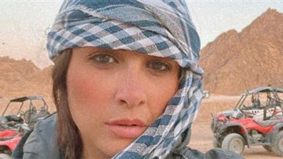 وسط الجبال والصحراء.. ياسمين عبدالعزيز تستمتع بإجازتها الصيفية