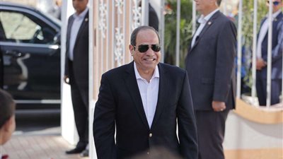 الرئيس السيسي للعاملين بأسواق النصف جملة: ممكن نعمل إيه تاني في المشروع؟