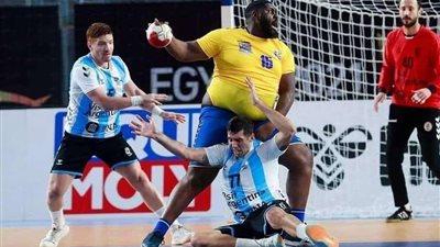بسبب وزنه الزائد.. لاعب يسرق الأضواء في كأس العالم لكرة اليد بمصر