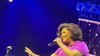 من الضحك للتنطيط للسقوط.. شيرين عبدالوهاب تنشر حالة من السعادة في حفلها بدبي