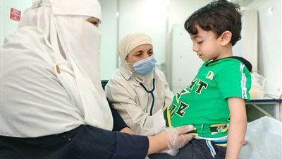 خدمات طبية وعلاجية لـ 1950 حالة في قافلة طبية بقرية صفط الخمار بالمنيا