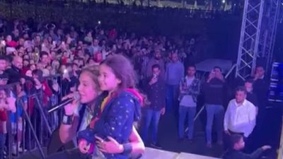 نيكول سابا بعد صعود طفلة إلى مسرح حفلتها: موتتني وخطفت قلبي