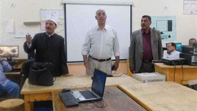رئيس منطقة سوهاج الأزهرية يتفقد البرنامج التدريبي للإداريين علي الحاسب الآلي