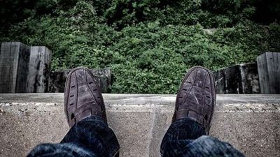 مصمم جرافيك يلقي بنفسه من أعلى سطح منزله بالمنصورة.. وزوجته تكشف السبب