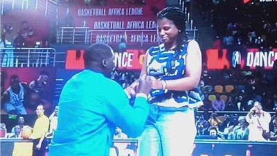 مشجع يتقدم لخطبة صديقته قبل مباراة سلة الأهلي وبطل أوغندا ببطولة الـ «BAL»