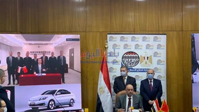 وزير قطاع الأعمال يشهد توقيع عقد إنتاج أول سيارة كهربائية فى مصر.. صور